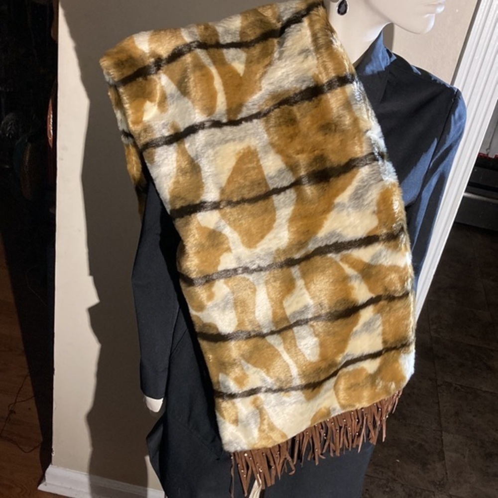 Grada Charlotte Woman’s Brown Striped Faux Fur Fringed Wray/Shaw - Picture 3 of 6